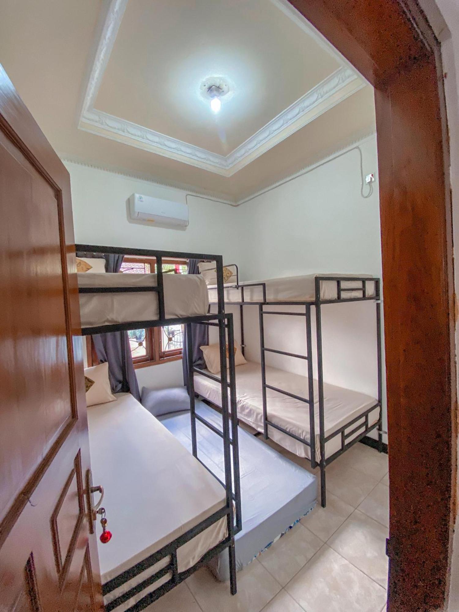Hostel Laura'S Backpacker 523 Yogyakarta Exterior foto