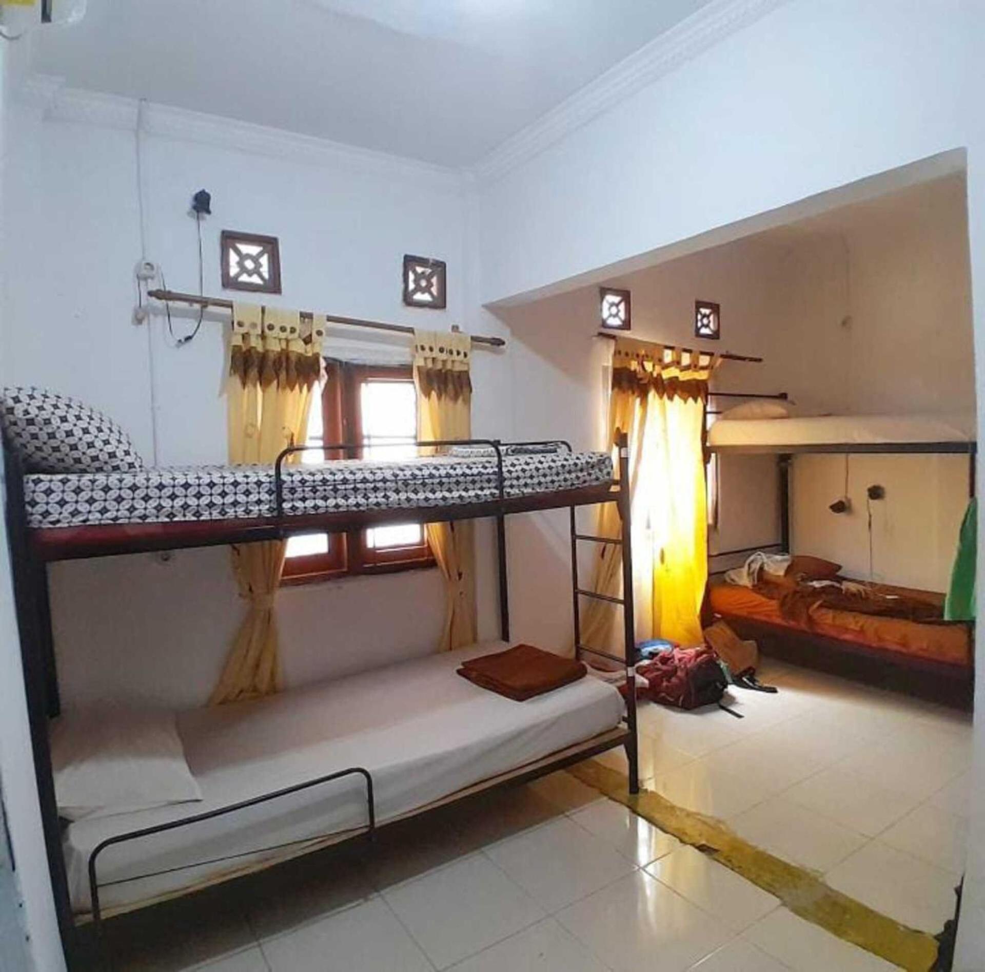 Hostel Laura'S Backpacker 523 Yogyakarta Exterior foto
